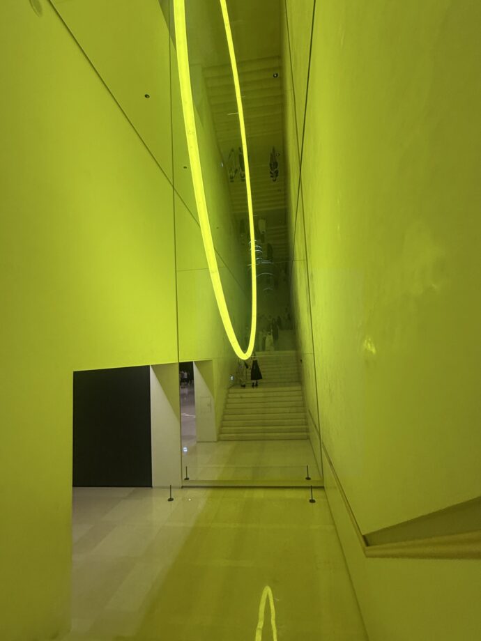 黄色のライトの部屋