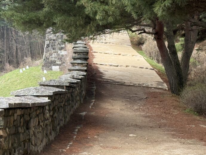 上党山城の城壁ハイキングコース