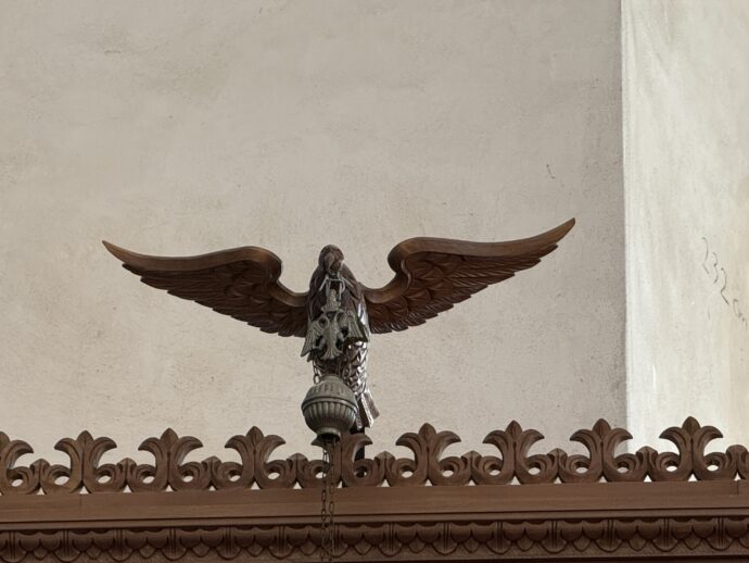 祭壇のうえの像