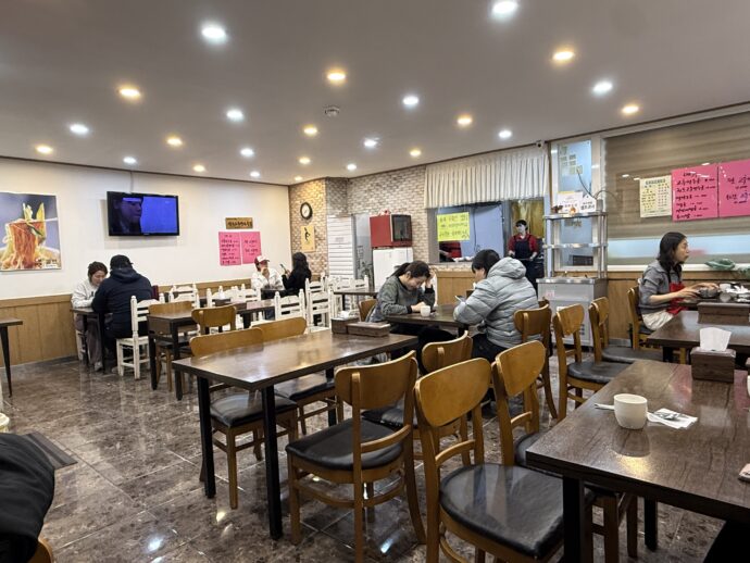 元祖唐辛子餃子の店内