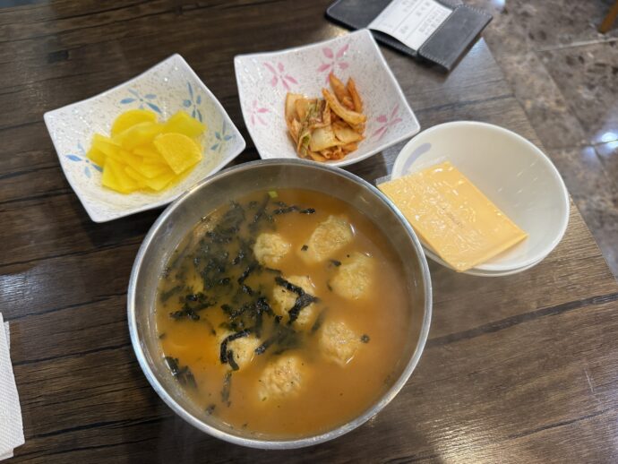 唐辛子餃子スープとキムチ