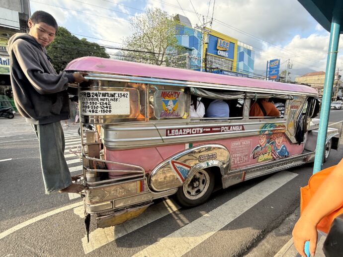 ピンクのジプニー