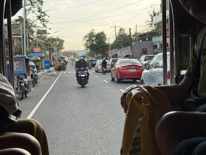 ジプニーに乗り込む