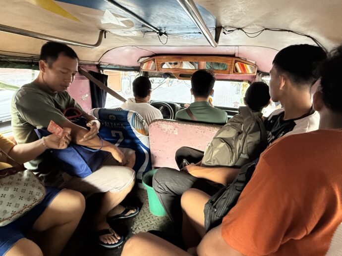 混雑するジプニー