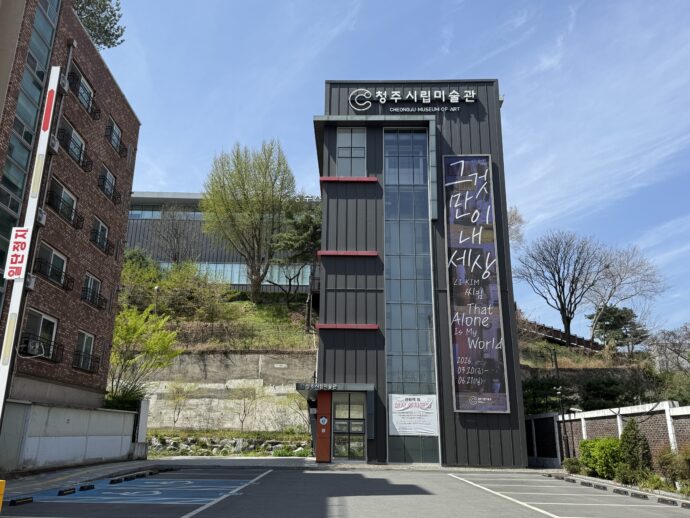 美術館の駐車場からエレベーター