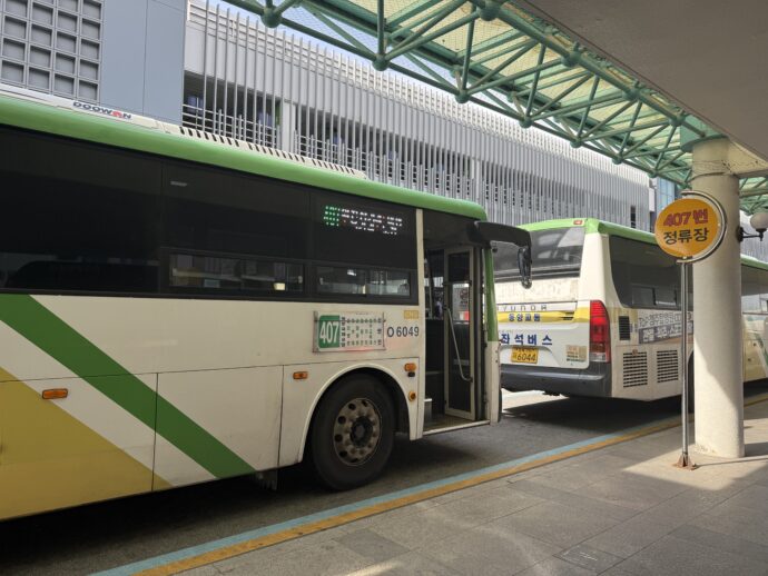 空港に到着したバス