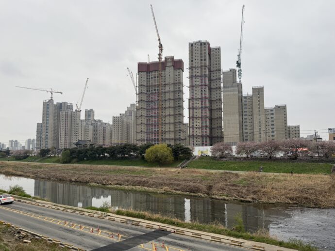 ムシム川と建設中の建物