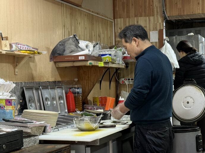 牛肉キンパを作る男性
