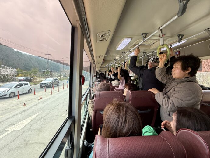 満席のバス