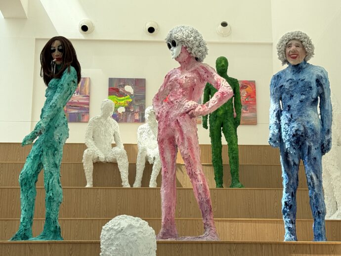 階段に陳列されたマネキン