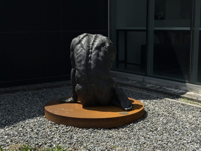 清州市立美術館前の彫刻