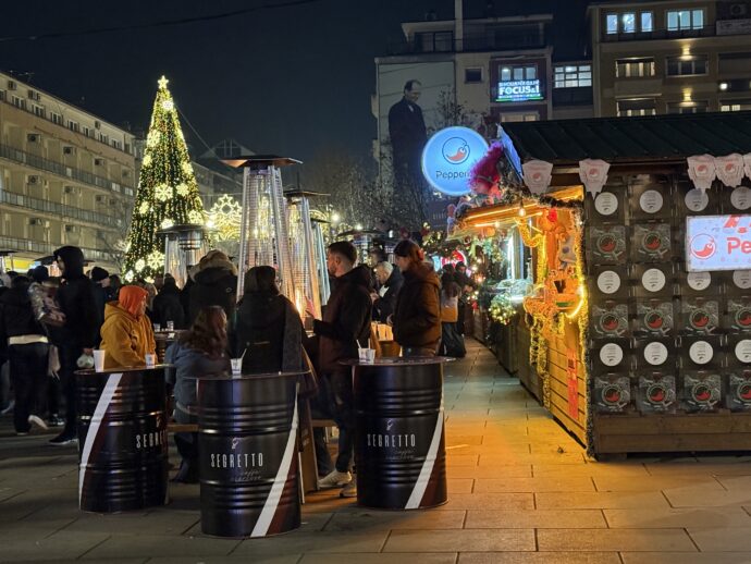 マザーテレサ広場のクリスマスマーケット