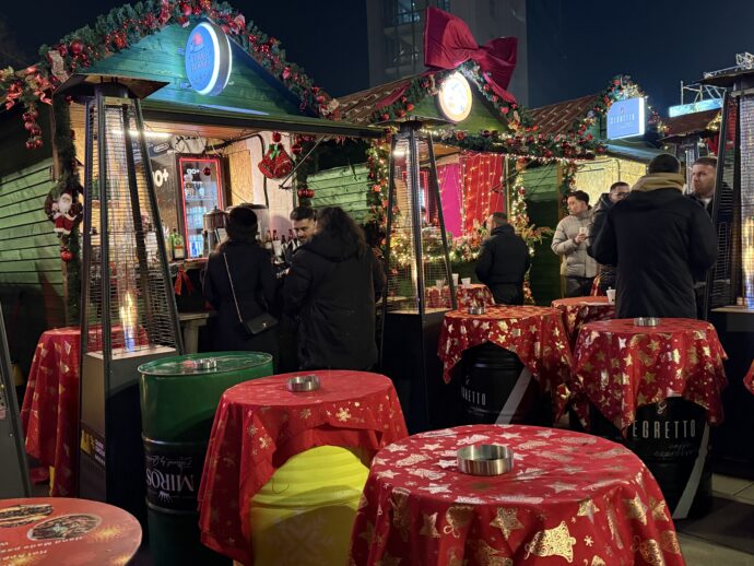 マザーテレサ広場のクリスマスマーケット