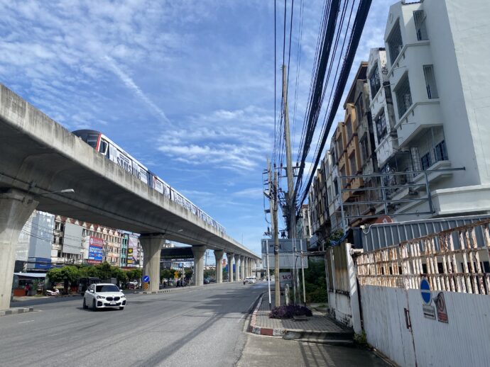 Chang Erawan駅から博物館への道