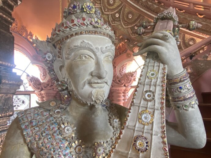 楽器を演奏する男性像