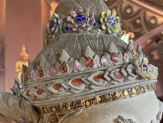 陶片で彩られた像