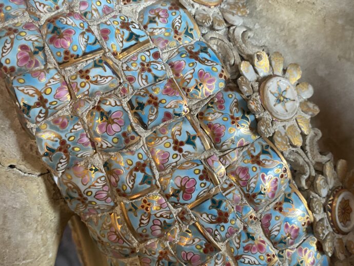 陶片で彩られた像