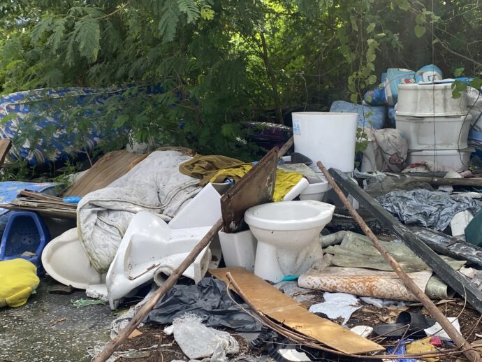 路地に捨てられた便器