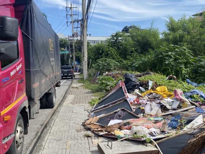 ゴミが捨てられた道