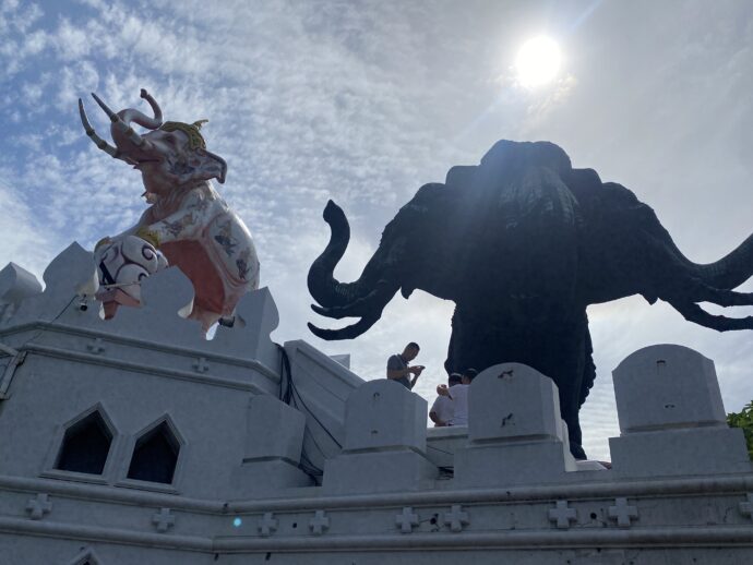 巨大なゾウの像