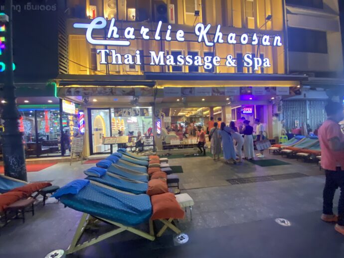 通路まで張り出したマッサージ店