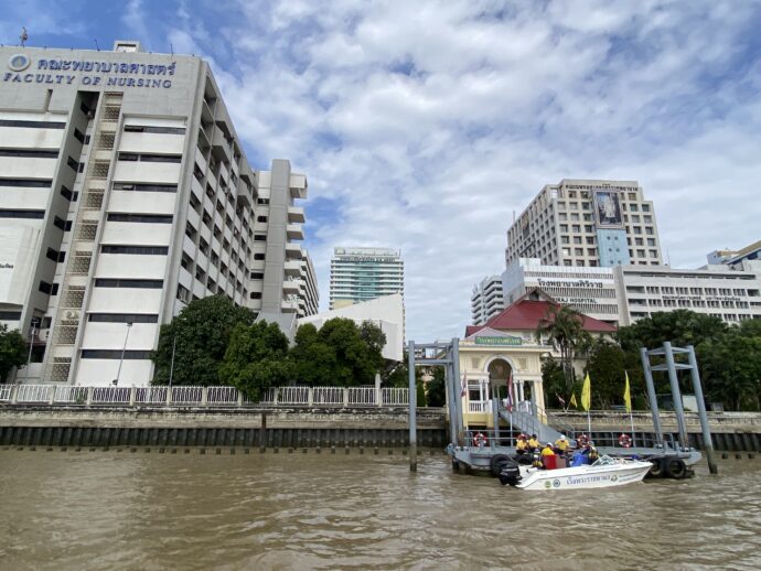対岸のシリラート病院群