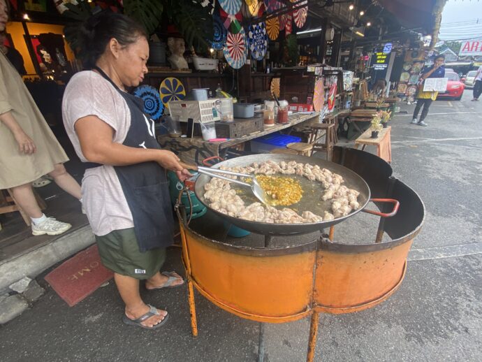 軒先で調理するて人