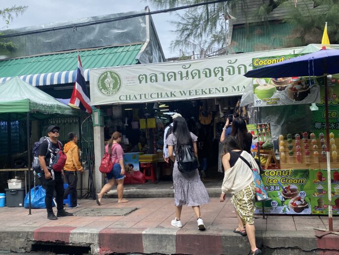 チャトゥチャック市場入り口