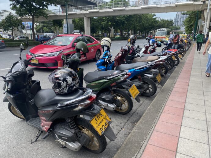 バイクの並ぶ道