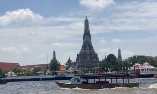 チャオプラヤーエクスプレスから見えるワット・アルン