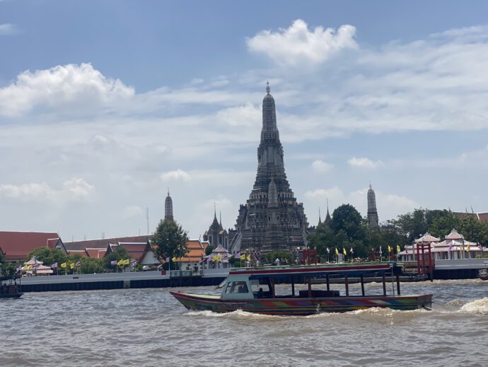 チャオプラヤーエクスプレスから見えるワット・アルン