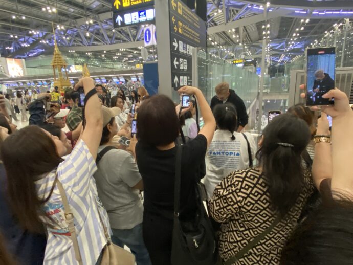 ロビーに人だかり