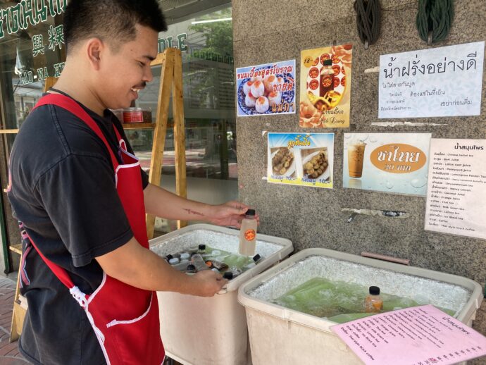 ジュースを選ぶ男性