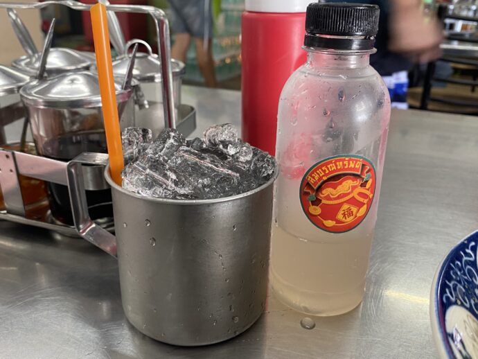 蓮のジュースと氷