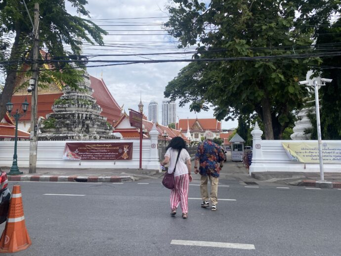 道路を渡るカップル