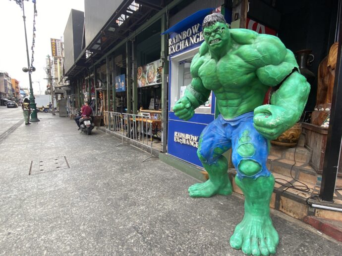 巨大なハルク像