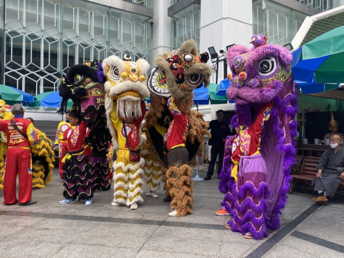 エラワン祠での踊り